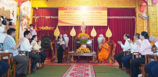 Bà Bùi Thị Minh Hoài, Bí Thư Trung ương đảng, Trưởng ban Dân vận Trung ương cùng các thành viên chúc Tết tại chùa Candaransi