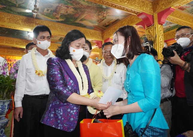 Dịp này, đoàn trao tặng 30 phần quà đến chư Tăng, sinh viên, bà con Khmer tiêu biểu tại quận 3