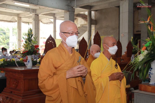 Hòa thượng Thích Chơn Không, Trưởng ban Hướng dẫn Phật tử TP.HCM niêm hương tưởng niệm