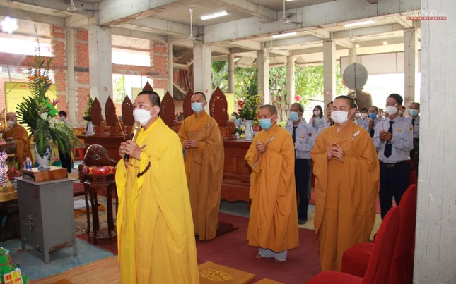 Đại đức Thích Quảng Tiến, Phó Trưởng ban kiêm Chánh Thư ký Ban Hướng dẫn Phật tử Trung ương, trụ trì chùa Thiên Chánh cùng chư tôn đức niêm hương tưởng niệm tại buổi lễ