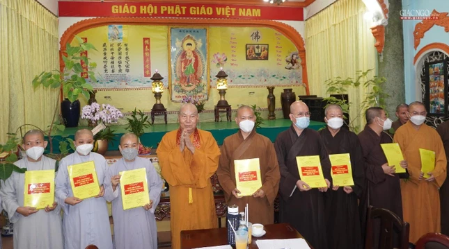 Hòa thượng Thích Thanh Sơn trao quyết định bổ nhiệm đến các ban chuyên môn trực thuộc Phật giáo quận 1 nhiệm kỳ 2021-2026
