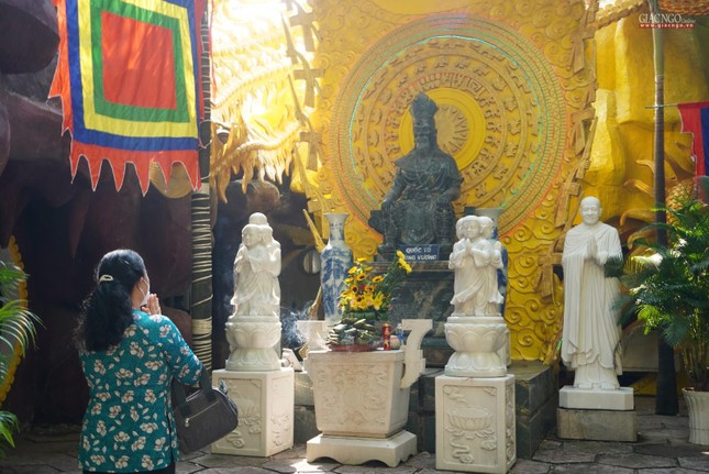 Phật tử về chùa Kỳ Quang 2 tưởng nhớ đến công lao của các Vua Hùng đã dựng nước và bao thế hệ đã giữ nước được độc lập, vẹn toàn