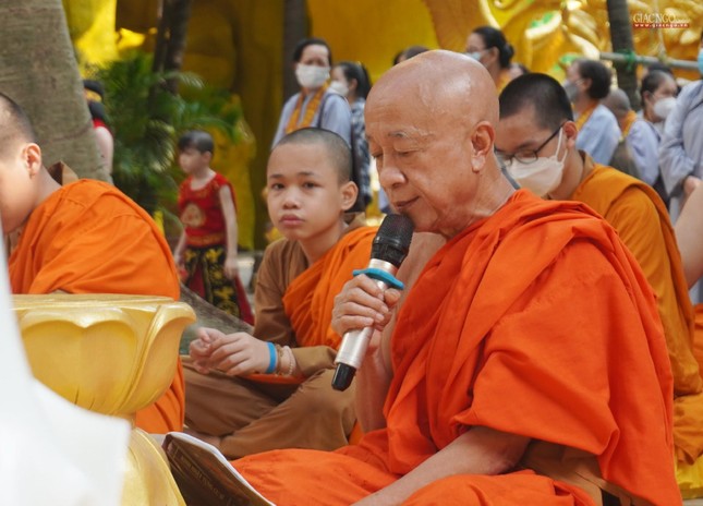 Hòa thượng Thích Thiện Chiếu thực hiện khóa lễ