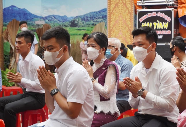 Sinh viên Campuchia, bà con Khmer về dự lễ