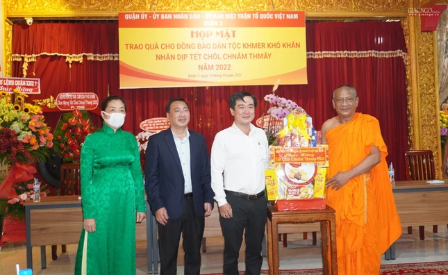 Chính quyền quận 3 trao tặng quà chúc mừng Tết đến Hòa thượng Danh Lung