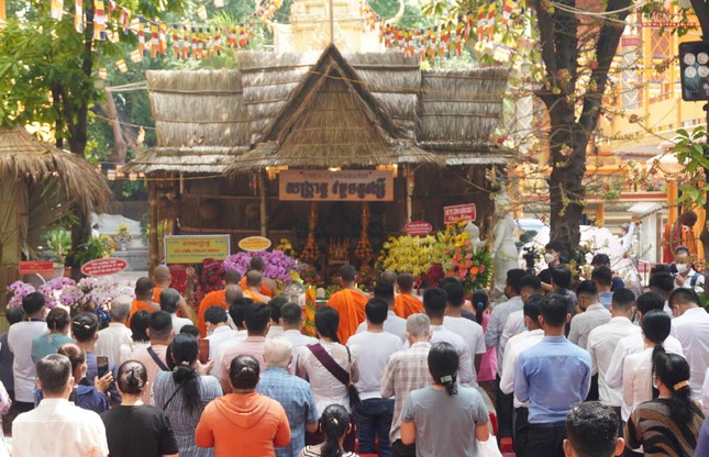 Bà con Khmer, sinh viên, Phật tử về chùa dự lễ