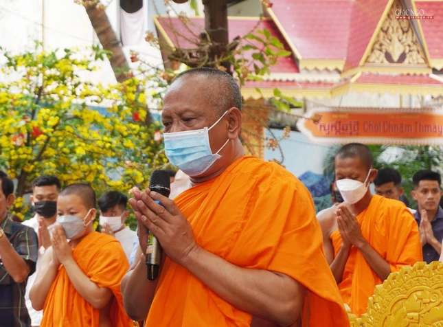 Hòa thượng Danh Lung cùng chư Tăng và Phật tử trong khóa lễ đón chư Thiên năm mới