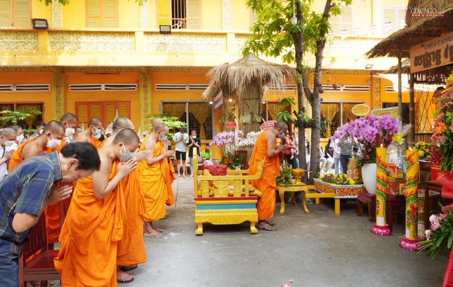 Khóa lễ đón chư Thiên - gọi là “đêm giao thừa"