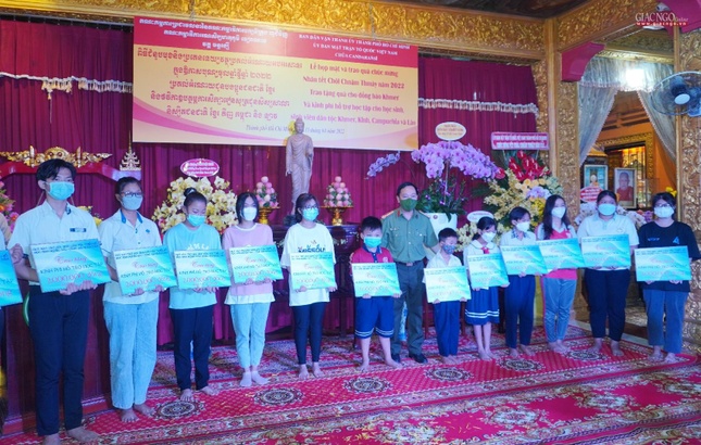 Qũy Bảo trợ học sinh dân tộc thiểu số, học sinh nghèo báo công an Nhân dân trao tặng các suất học bổng đến học sinh