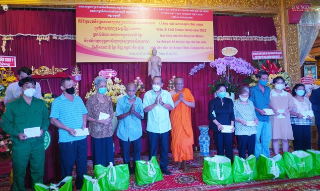 Tặng quà đến bà con Khmer