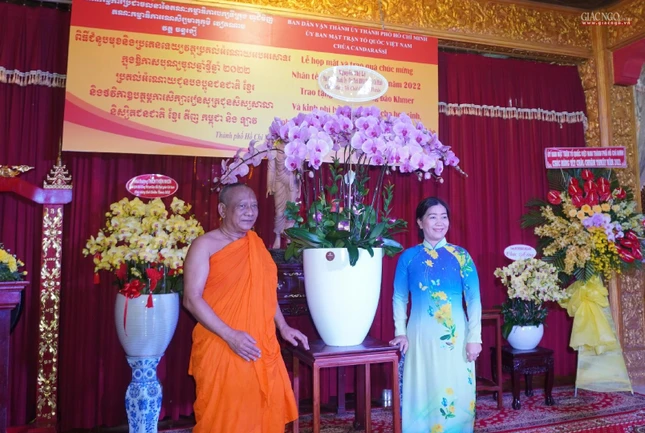 Bà Nguyễn Thị Bạch Mai, Phó Trưởng ban Thường trực Ban Dân vận Thành ủy tặng hoa chúc mừng Tết đến Hòa thượng Danh Lung