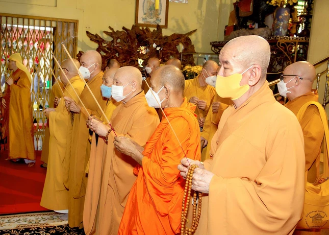 Chư tôn đức niêm hương tưởng niệm