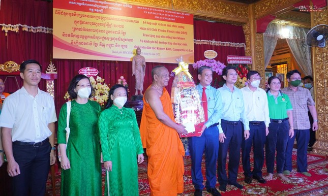 Đại diện Ban dân vận các quận huyện, TP.Thủ Đức tặng quà chúc mừng năm mới