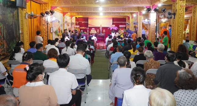 Buổi lễ trao suất học bổng, quà diễn ra sáng 15-4