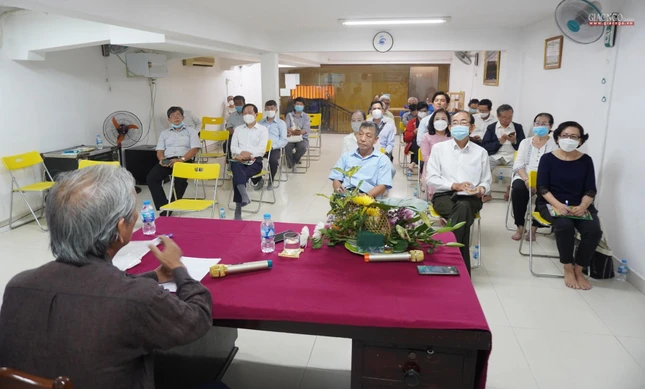 Người thân gia đình cư sĩ Chánh Trí Mai Thọ Truyền, cùng các thành viên Ban Phật học và người trẻ tham dự