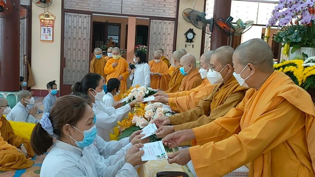 Trao quà đến các thí sinh dự thi