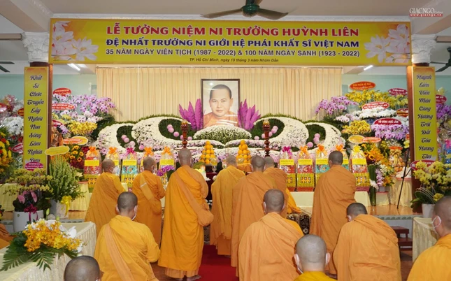 Ni giới Hệ phái Khất sĩ Việt Nam tưởng niệm Ni trưởng Huỳnh Liên Ni giới Hệ phái Khất sĩ Việt Nam tưởng niệm Ni trưởng Huỳnh Liên