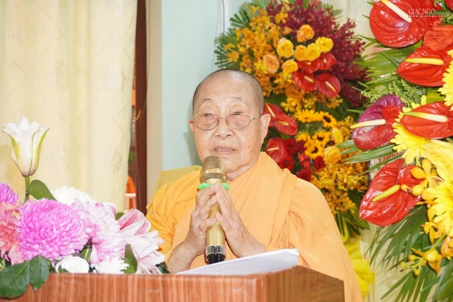 Ni trưởng Thẩm Liên đọc tưởng niệm Ni trưởng Thẩm Liên đọc tưởng niệm