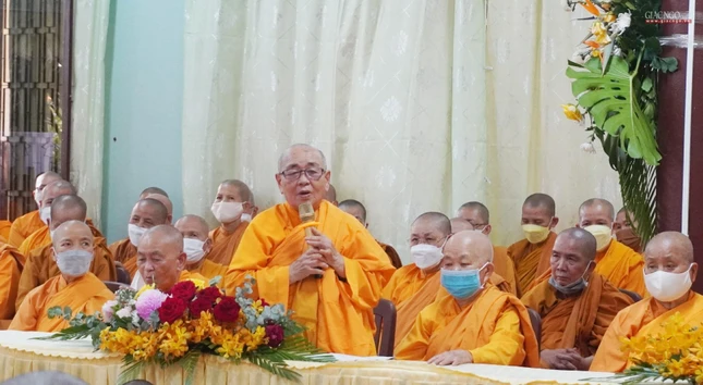 Ni trưởng Ánh Liên đọc thơ tưởng niệm "Đêm thu nhớ thầy" Ni trưởng Ánh Liên đọc thơ tưởng niệm "Đêm thu nhớ thầy"