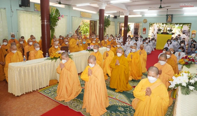 Ni trưởng Viên Liên, trụ trì tịnh xá Ngọc Phương pháp từ tại buổi lễ Ni trưởng Viên Liên, trụ trì tịnh xá Ngọc Phương pháp từ tại buổi lễ