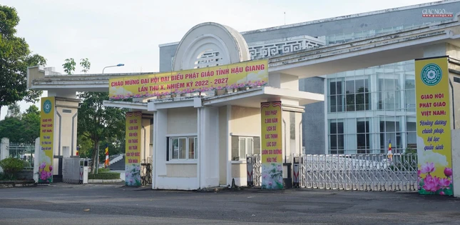 Băng rôn chào mừng tại cổng Trung tâm Hội nghị tỉnh Hậu Giang