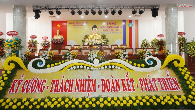 Tại hội trường