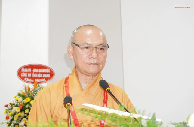 Thượng tọa Thích Phước Thành, Phó Thường trực Ban Trị sự GHPGVN tỉnh Hậu Giang nhiệm kỳ 2022-2027 thay mặt Tiểu ban Nhân sự đọc danh sách nhân sự được giới thiệu trong nhiệm kỳ