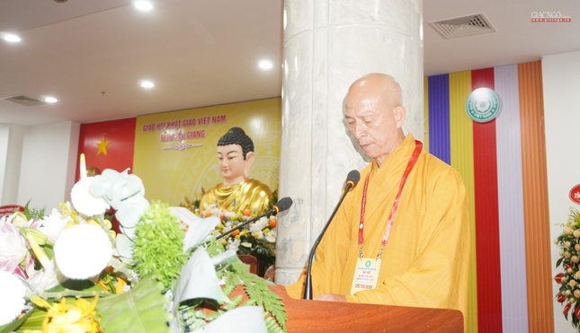 Thượng tọa Thích Thông Hạnh trình dự thảo báo cáo tổng kết hoạt động Phật sự nhiệm kỳ 2017-2022