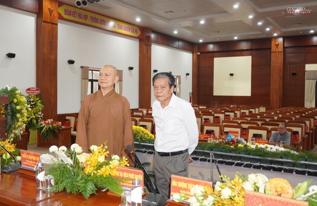 Thượng tọa Thích Phước Thành, cùng ông Trần Khánh Tòng, Trưởng ban Tôn giáo - Sở nội vụ tỉnh Hậu Giang kiểm tra lại lần cuối hội trường nơi diễn ra Đại hội đại biểu Phật giáo tỉnh Hậu Giang