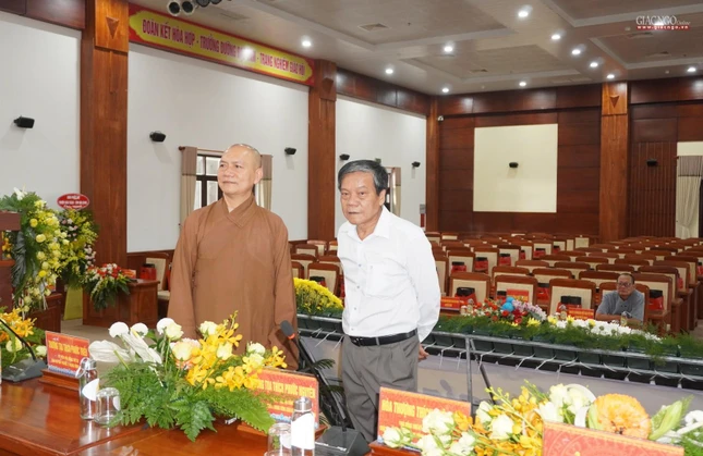 Thượng tọa Thích Phước Thành, cùng ông Trần Khánh Tòng, Trưởng ban Tôn giáo - Sở nội vụ tỉnh Hậu Giang kiểm tra lại lần cuối hội trường nơi diễn ra Đại hội đại biểu Phật giáo tỉnh Hậu Giang