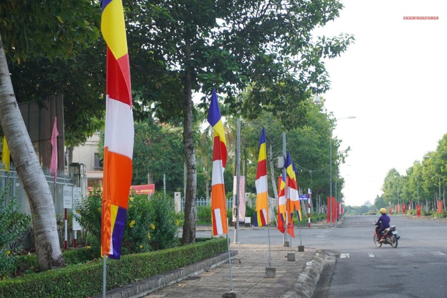 Cờ Phật giáo được thiết trí trên các lối vào nơi diễn ra đại hội