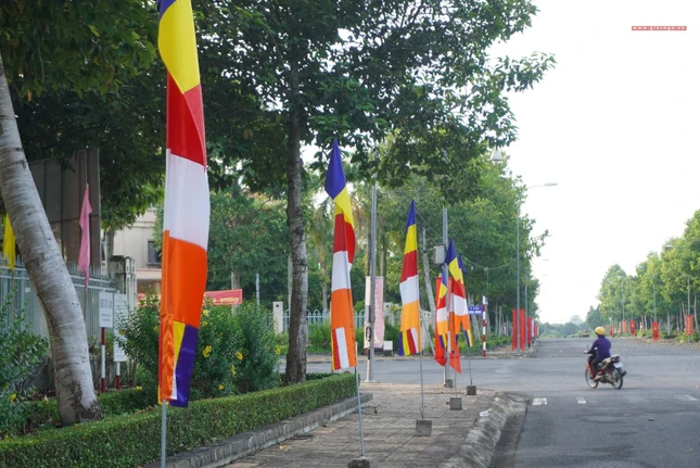 Cờ Phật giáo được thiết trí trên các lối vào nơi diễn ra đại hội
