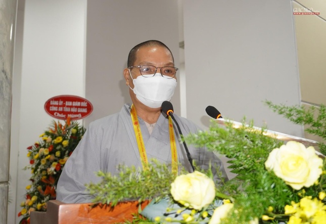 Ni sư Thích nữ Diệu Ngọc đọc tham luận của Ni giới Phật giáo Hậu Giang