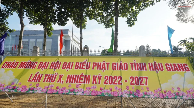 Pano chào mừng trên đường Ngô Quyền