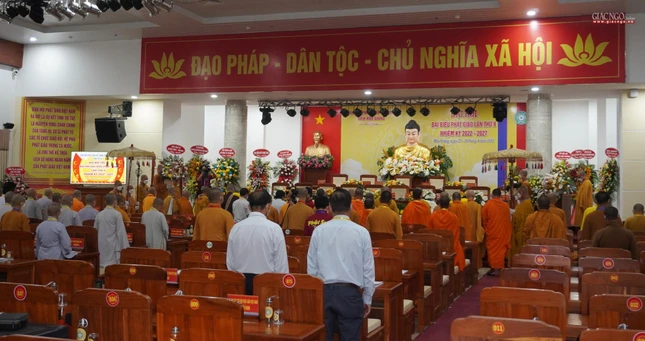 Sau kết thúc phiên trù bị, chư tôn đức giáo phẩm đã đến viếng Nghĩa trang Liệt sĩ tỉnh Hậu Giang