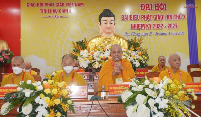 Hòa thượng Thích Giác Giàu, Trưởng ban Trị sự GHPGVN tỉnh Hậu Giang ủy quyền cho Thượng tọa Thích Phước Thành, Phó Thường trực Ban Trị sự GHPGVN tỉnh Hậu Giang đọc khai mạc