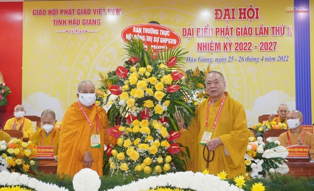 Hòa thượng Thích Thiện Pháp trao lẵng hoa chúc mừng