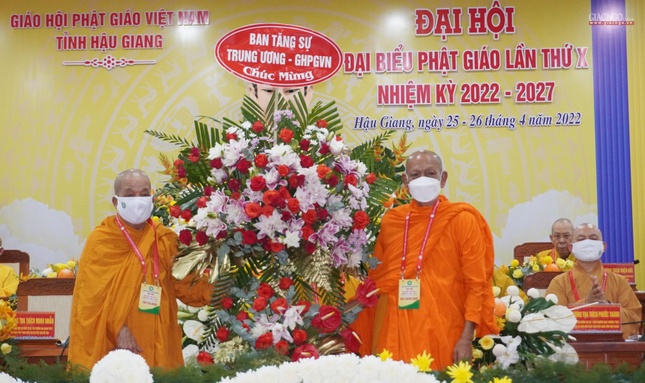 Lẵng hoa chúc mừng của Ban Tăng sự Trung ương