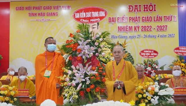 Hòa thượng Thích Thiện Đức tặng lẵng hoa chúc mừng của Ban Kiểm soát Trung ương