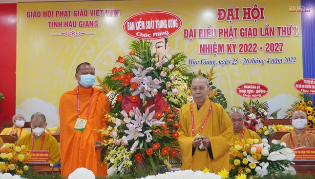 Hòa thượng Thích Thiện Đức tặng lẵng hoa chúc mừng của Ban Kiểm soát Trung ương