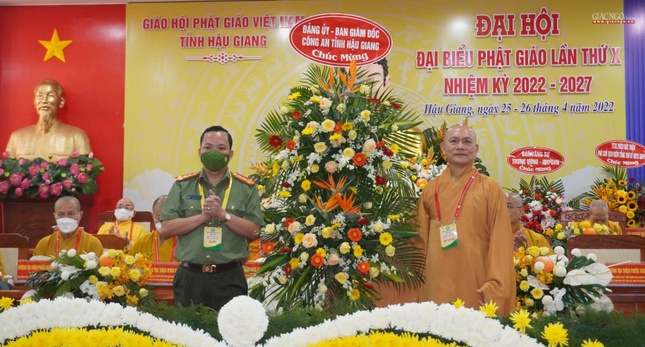 Đảng ủy - Ban Giám đốc Công an tỉnh Hậu Giang tặng lẵng hoa chúc mừng