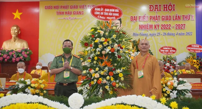 Đảng ủy - Ban Giám đốc Công an tỉnh Hậu Giang tặng lẵng hoa chúc mừng