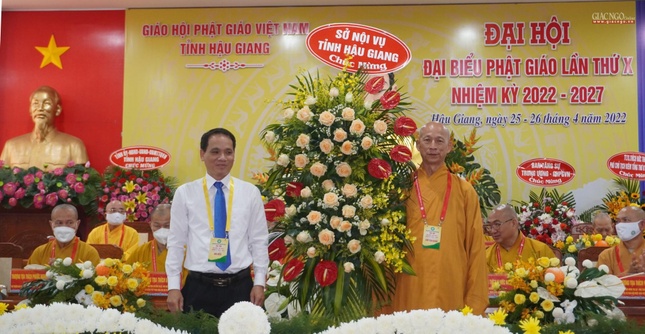 Sở Nội vụ tỉnh Hậu Giang tặng hoa chúc mừng