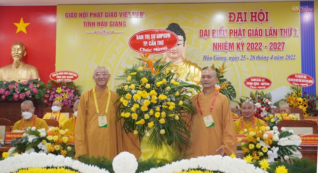 Thượng tọa Thích Bình Tâm, Phó Thường trực Ban Trị sự GHPGVN TP.Cần Thơ tặng hoa chúc mừng