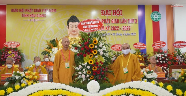 Lẵng hoa chúc mừng của Phật giáo tỉnh Kiên Giang