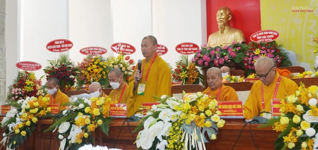 Thượng tọa Thích Minh Nhẫn, Ủy viên Thường trực Hội đồng Trị sự chủ tọa phiên đại hội