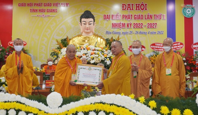 Hòa thượng Thích Thiện Pháp trao Bằng tuyên dương công đức đến Hòa thượng Thích Giác Giàu