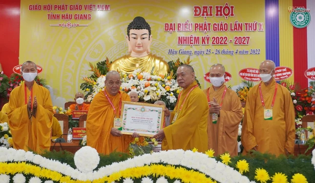 Hòa thượng Thích Thiện Pháp trao Bằng tuyên dương công đức đến Hòa thượng Thích Giác Giàu