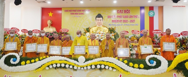 Chư tôn đức Phật giáo tỉnh nhận tuyên dương công đức của Hội đồng Trị sự