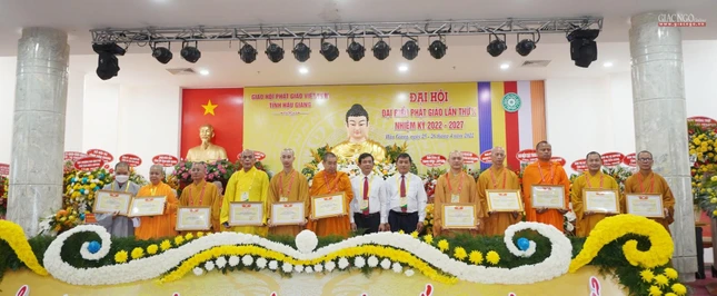 Ủy ban Nhân dân tỉnh trao bằng khen đến các cá nhân